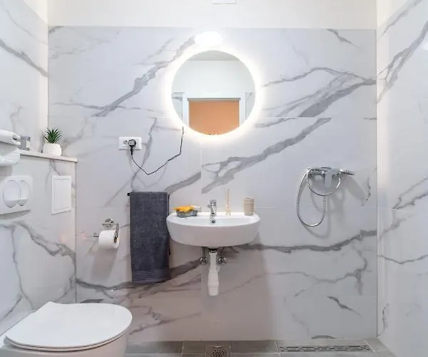 Beautiful Lena Apartment